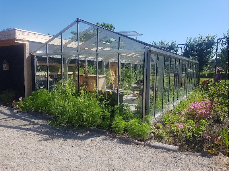 Een plantenkas voor groene dagbesteding